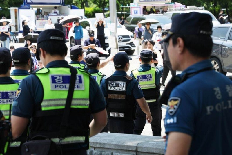 [속보] 경찰, 올림픽공원 ‘<b>잠실 개표소</b>’ 진입 시도…시위대 <b>대치</b>