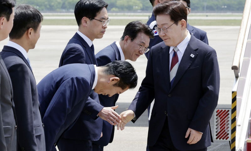 귀국한 李대통령, 90도로 허리 숙인 정청래에 “수고했습니다”