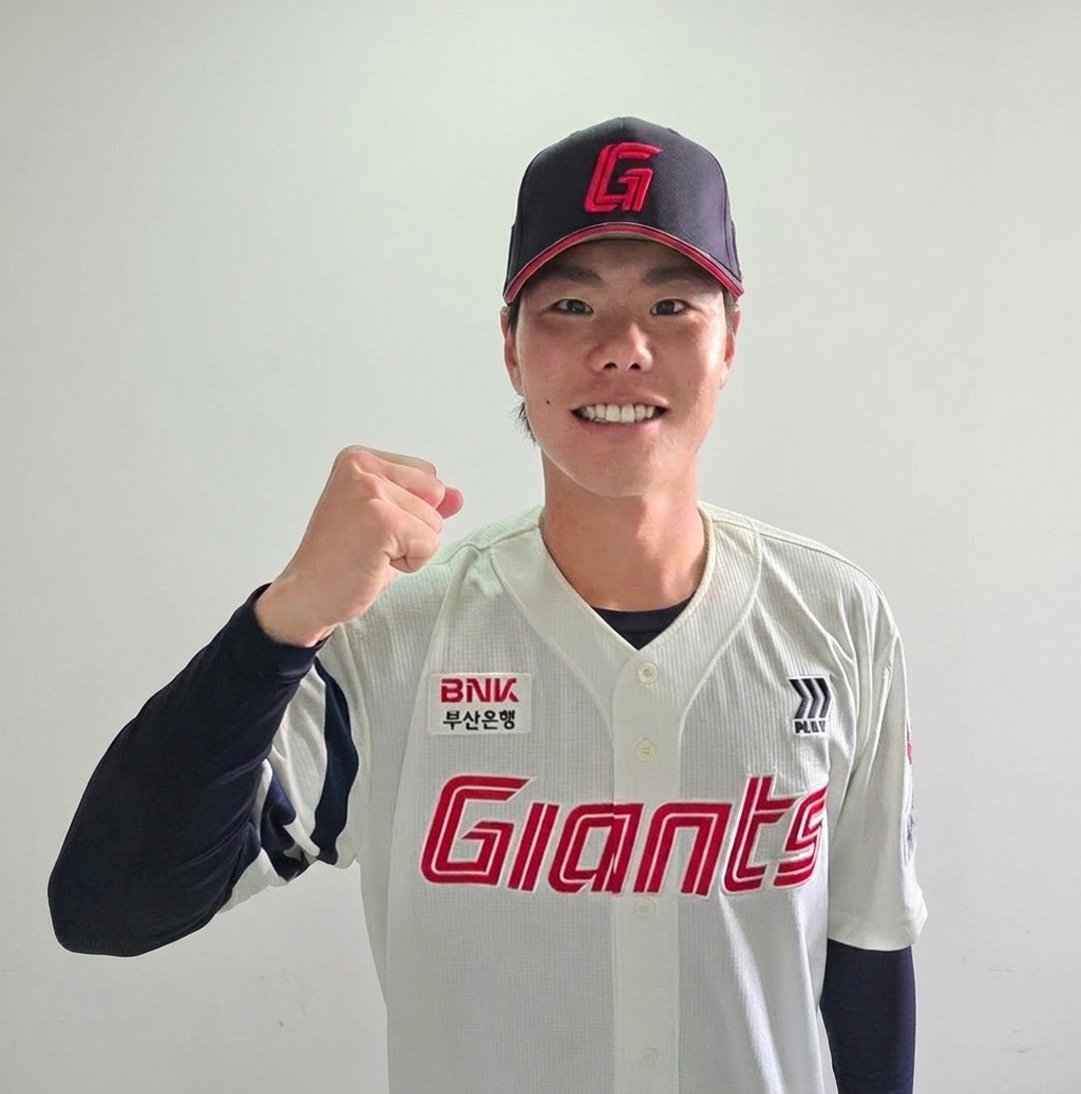 <b>롯데</b> 드디어 아시아쿼터 바꿨다…우완 투수 <b>이이무라 영입</b>