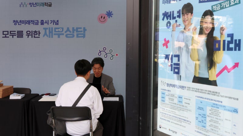 ‘최대 연 19.4%’ 청년미래적금 오늘부터 판매…어느 은행이 유리할까