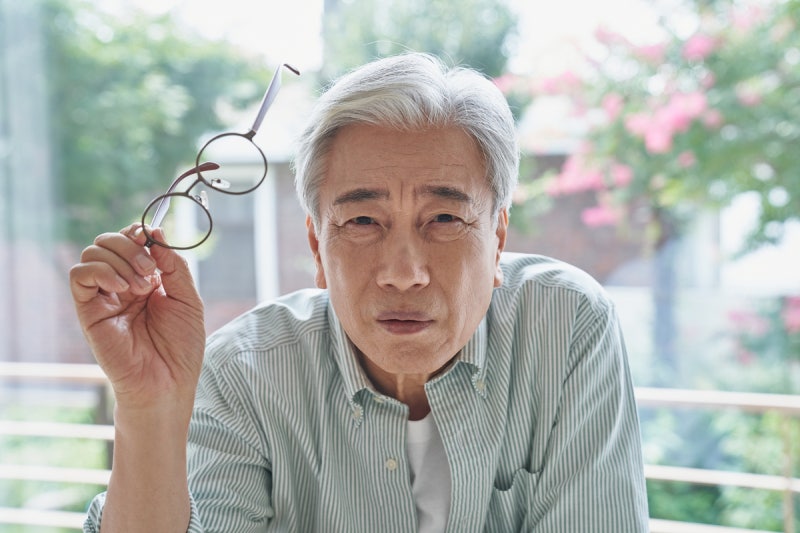 ‘글씨가 갑자기 잘 보이네?’…단순 노안 아닌 백내장 의심해야
