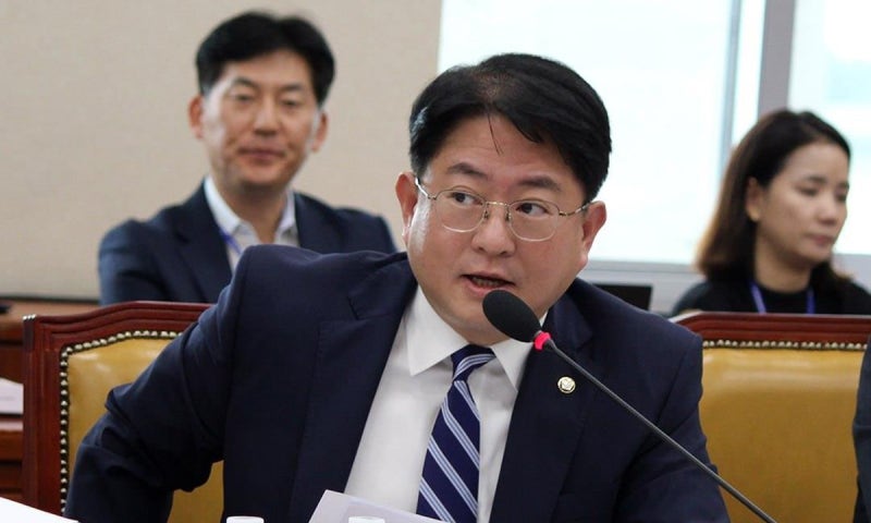 결국 철회한 ‘<b>성과급</b>, <b>지역화폐</b>로 지급’ <b>법안</b> [어떻게 생각하십니까]