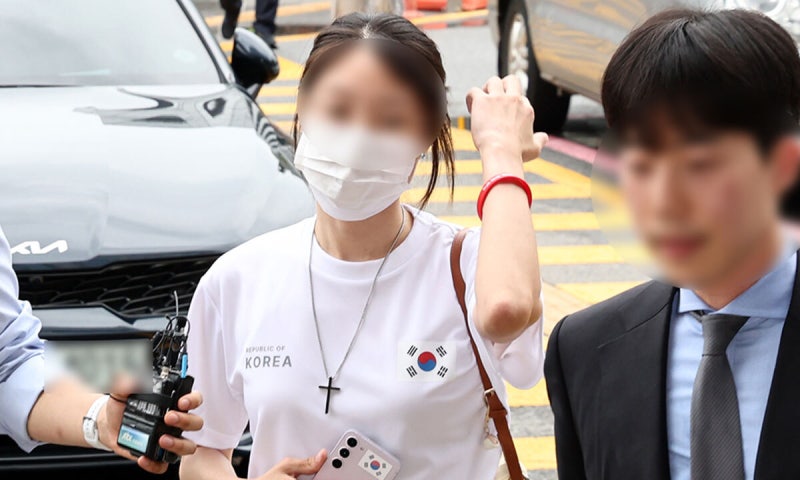 ‘태극기 셔츠’ 입고 경찰 출석한 <b>올다르크</b>… “자유민주주의 대가라...
