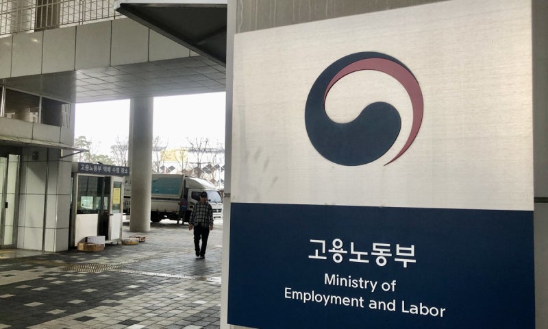 경영계 “노동시장 유연화” vs 노동계 “<b>초과이윤</b> 재분배”… ‘N% 성과...