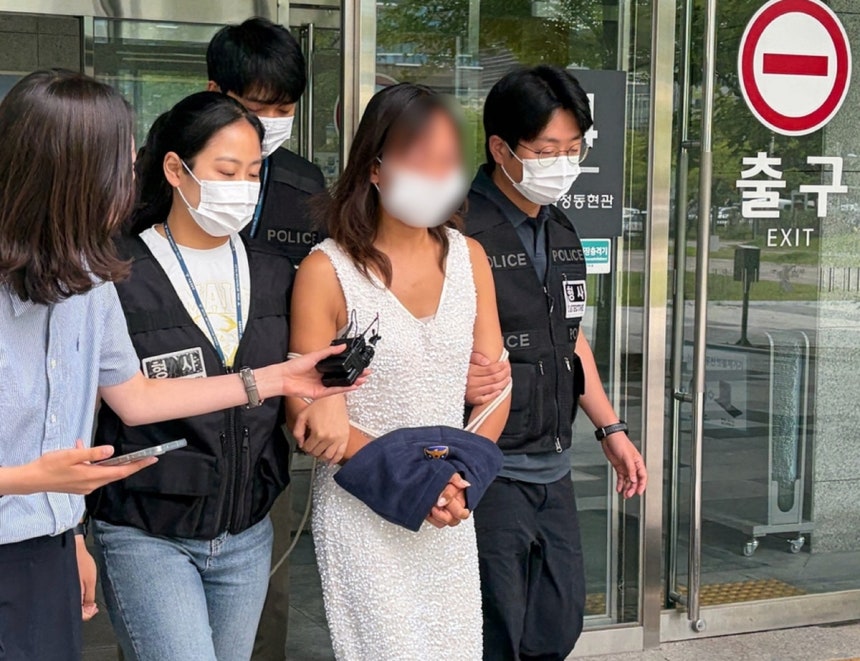경찰에 침뱉은 ‘잠실 시위’ 40대女 “억울” 눈물에도…첫 구속기소1