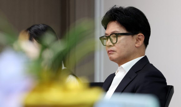 한동훈 <b>국힘</b> 복당, “당 쇄신·보수 재편 도움 안돼” 57% [조원]