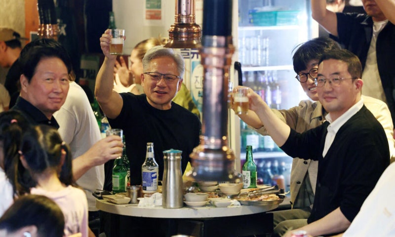 ‘치맥·삼겹살 <b>회동</b>’ <b>젠슨황</b>·<b>이재용</b>·최태원·이해진, 미국서는 무슨...