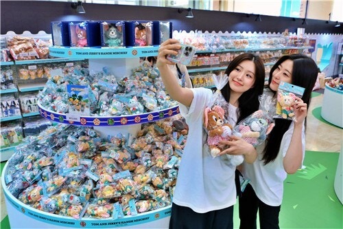 “백숙용 닭 5592원”…<b>중복</b> 보양식 할인에 ‘시원한 팝업’까지