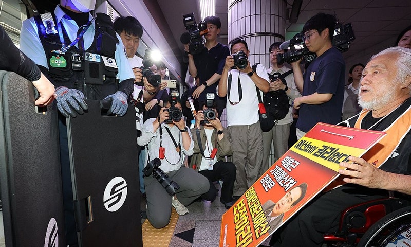 [속보] 출근길 <b>전장연</b> 시위에 4호선 혜화역 무정차 통과