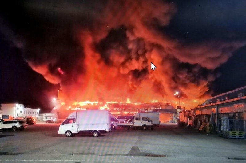 <b>전주 농수산물시장</b> 활어동서 불…소방 대응 2단계 발령