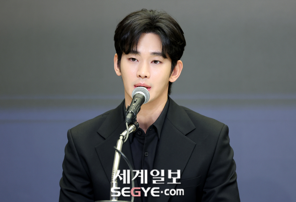 <b>김수현</b>, 1년 6개월 만에 국내 공식석상…‘<b>TMA</b>’ 시상자로 복귀
