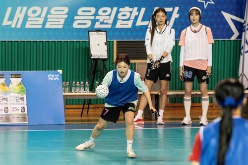 “축구보다 몸싸움 3배”…‘골때녀’, 이번엔 <b>핸드볼</b> 코트 뒤집는다