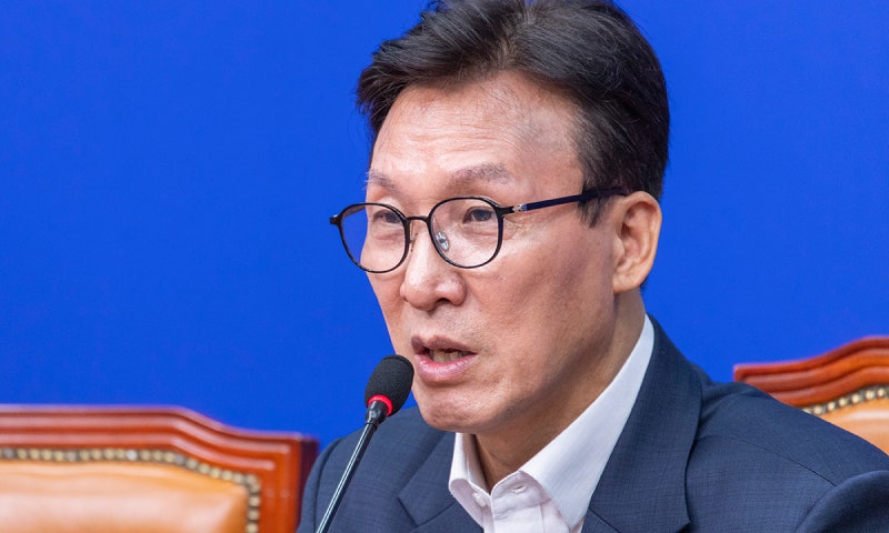 與 “김민석, <b>조희대 부친상 조문</b> 검토 중”