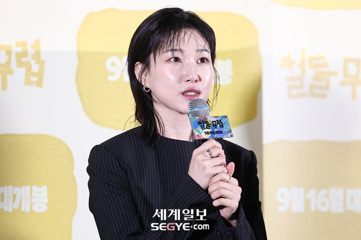 [포토] 하윤경 '<b>철들무렵</b>에서 만나요!'