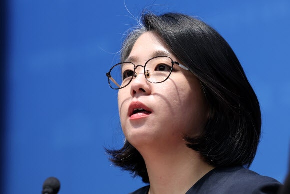 [속보] <b>용혜인</b> “의원·국무위원 겸직 법률이 허용”
