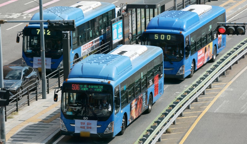 <b>서울 시내버스</b> 16일 첫차 <b>파업</b> 기로… 노사 통상임금 반영 두고 최종 담...