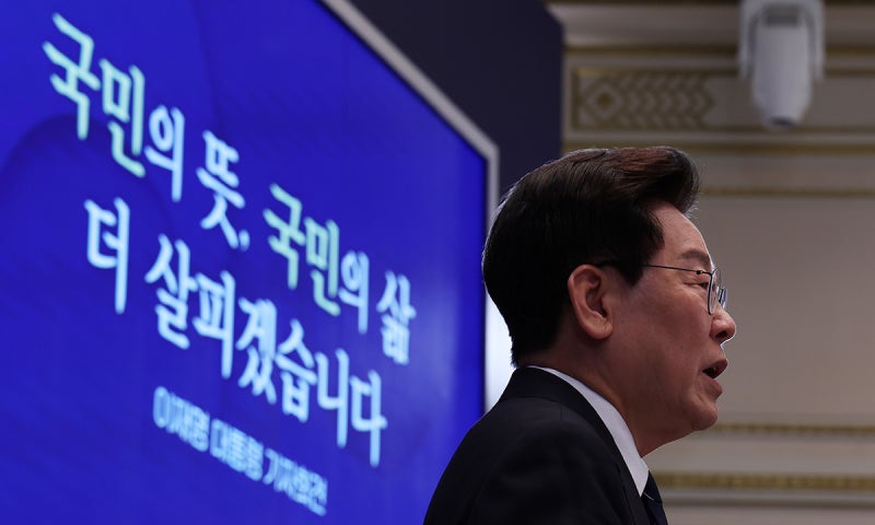 국민 앞에 고개 숙인 李 대통령의 ‘<b>반성문</b>’… 분위기 달라진 100분 간...