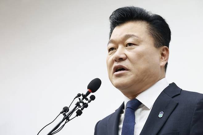 경찰, ‘불법 선거운동 의혹’ <b>신용한 충북지사</b> 집무실 압수수색