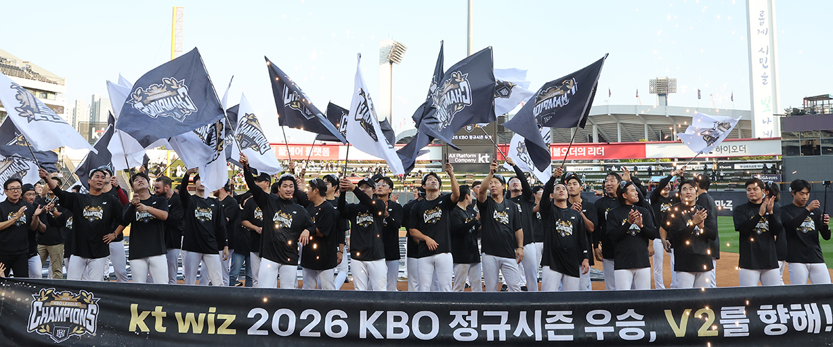 5년 만에 다시 펼쳐진 마법… <b>KT</b>, <b>정규</b>시즌 우승 축배