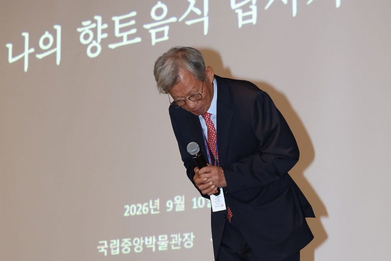 <b>친일파</b> 글씨 전시한 <b>유홍준</b>… 자기 소장품 추천하고 사과 땐 함구