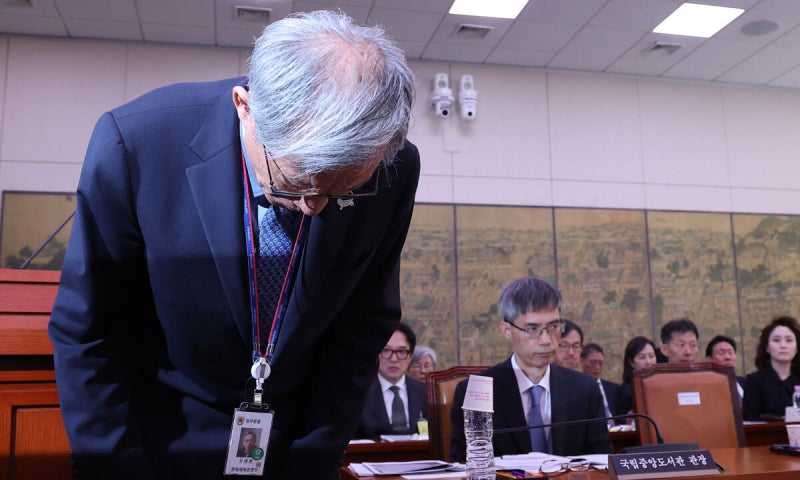 <b>유홍준</b> ‘<b>소장품 셀프 출품</b>’에 여야 한목소리 질타…“사퇴해야”
