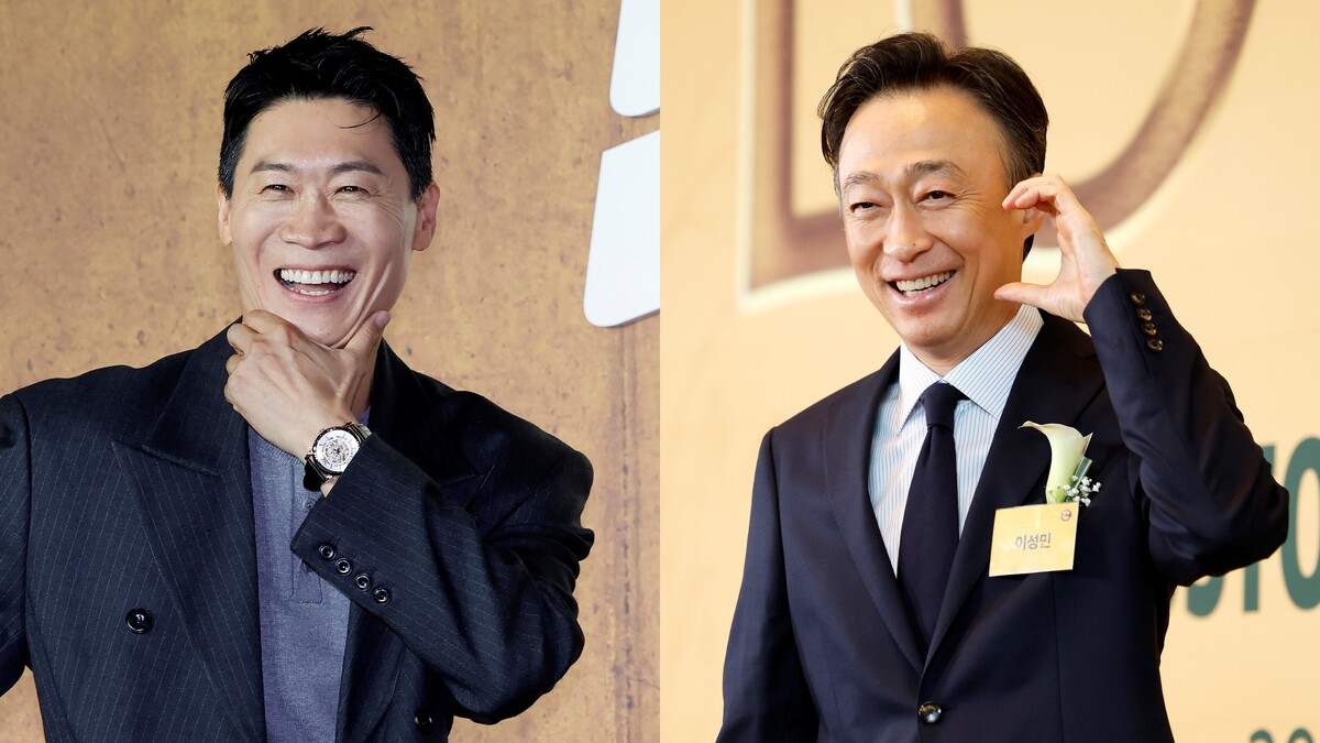 笑顔を見せる俳優チン・ソンギュ(左)とイ・ソンミン