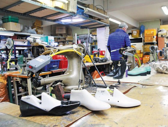 활기 잃은 구두공장… 직원 10명 중 7명 떠나 - 지난 15일 오후 4시쯤 서울 성동구 성수동의 한 구두 공장에서 대표 윤명원씨가 텅 빈 내부를 둘러보고 있다. 불황으로 인한 주문량 감소, 임대료 상승에 공임 인상