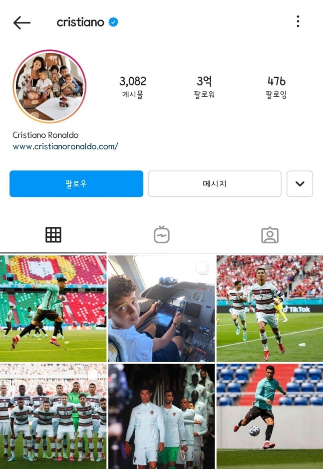 [유머] [기타]             인스타그램 팔로워 3억명 첫 돌파는…축구스타 호날두 -  와이드섬