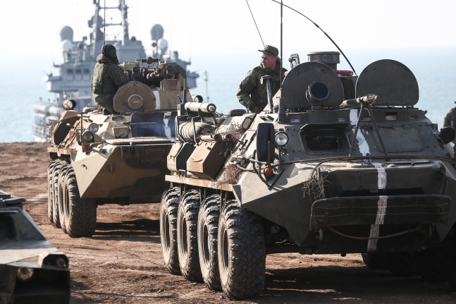 지난 10월 19일 우크라이나 남부의 크림반도에서 러시아군 육군과 흑해함대 소속 해군 병력 8000여 명이 350대의 군 장비를 동원해 상륙 훈련을 하고 있다. /TASS 연합뉴스 