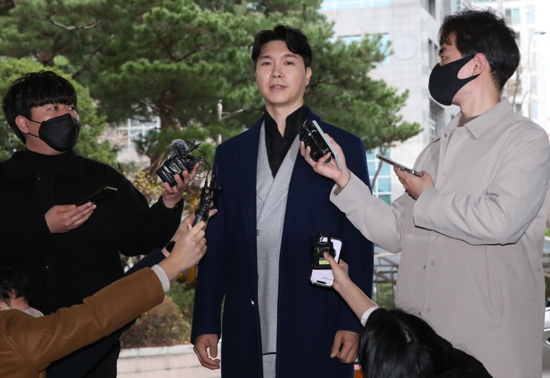 <b>박수홍</b>, 명예훼손 혐의로 형수 고소... “김용호에 허위 제보”