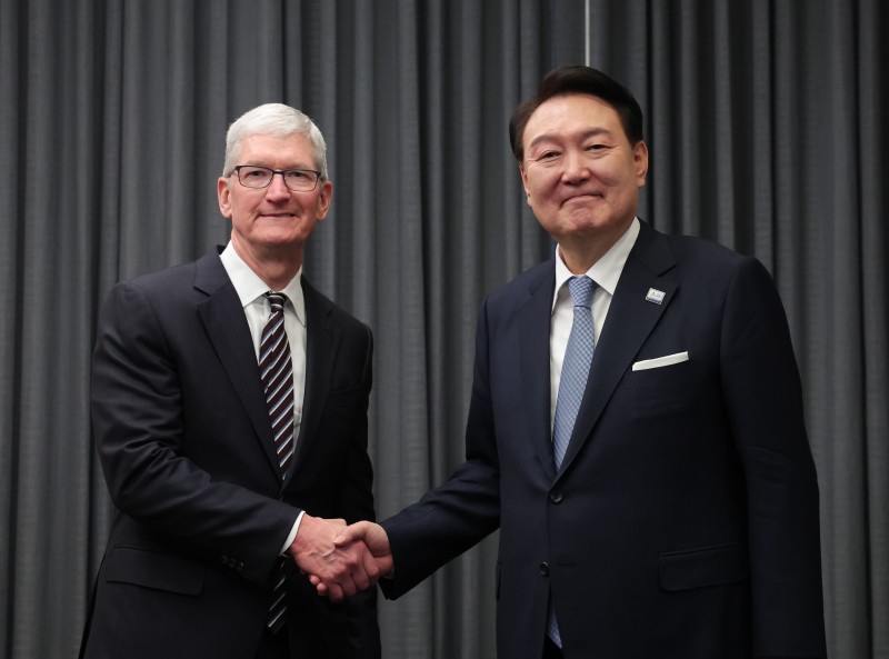 尹<b>대통령</b>, 팀쿡 <b>애플</b> CEO 만났다... “뵙고 싶었다”