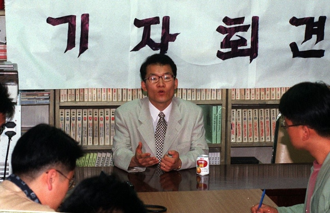 한총련 강위원 의장(전남대 총학생회장)이 1997년 6월 4일 밤 한양대를 빠져나가 서울대에서 이석씨 폭행치사 사건 등과 관련, 기자회견을 하고 있다./조선DB