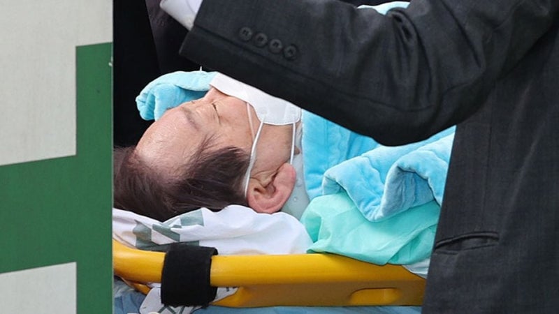 이재명 <b>서울대병원</b> 이송...민주 “<b>경정맥</b> 손상 <b>의심</b>, 대량 출혈 우려”