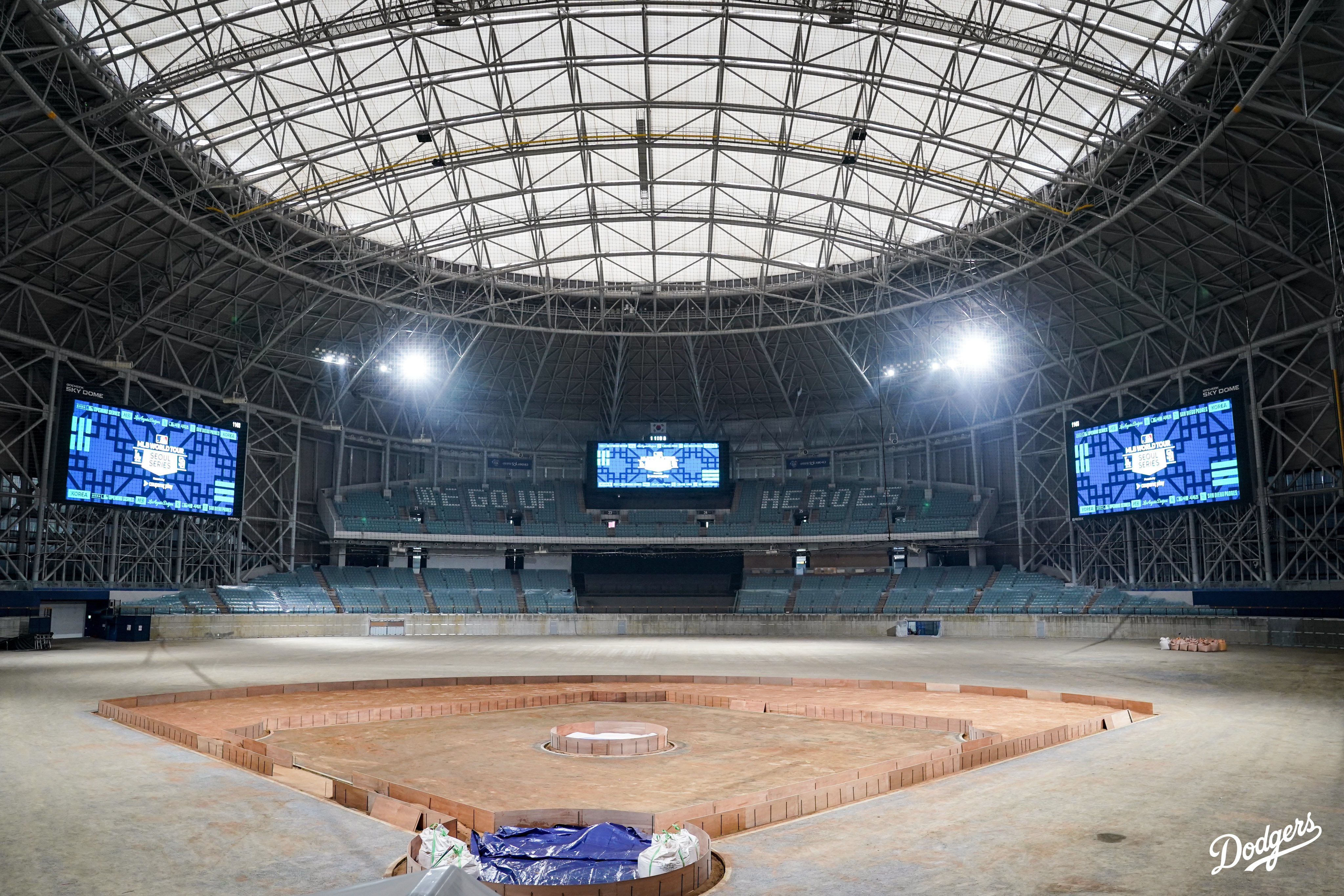MLB 경기 위해 변신 중인 고척돔...<b>다저스</b> “<b>서울</b>, 곧 봐요!”