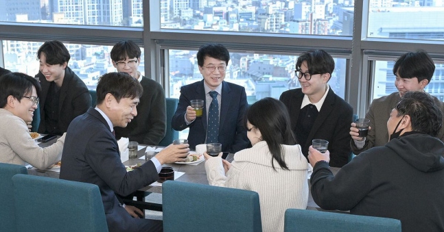 대구시청 공무원들이 조직문화 개선을 위해 저녁 대신 점심시간에 회식을 하고 있다/대구시