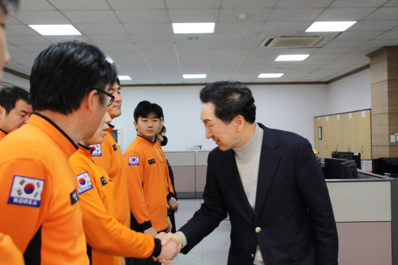한동훈 ‘<b>의원</b> 축소’ 제안에... <b>김기현</b> “내가 6월 주장, 빨리 처리를”