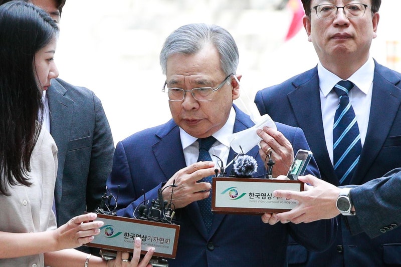 ‘50억 클럽’ 의혹 <b>박영수</b> 前<b>특검</b>, 전자팔찌 차고 보석 석방