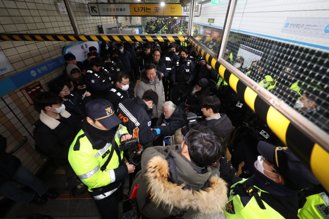 전장연 지하철 탑승 시위...활동가 2명 퇴거 불응 등 연행