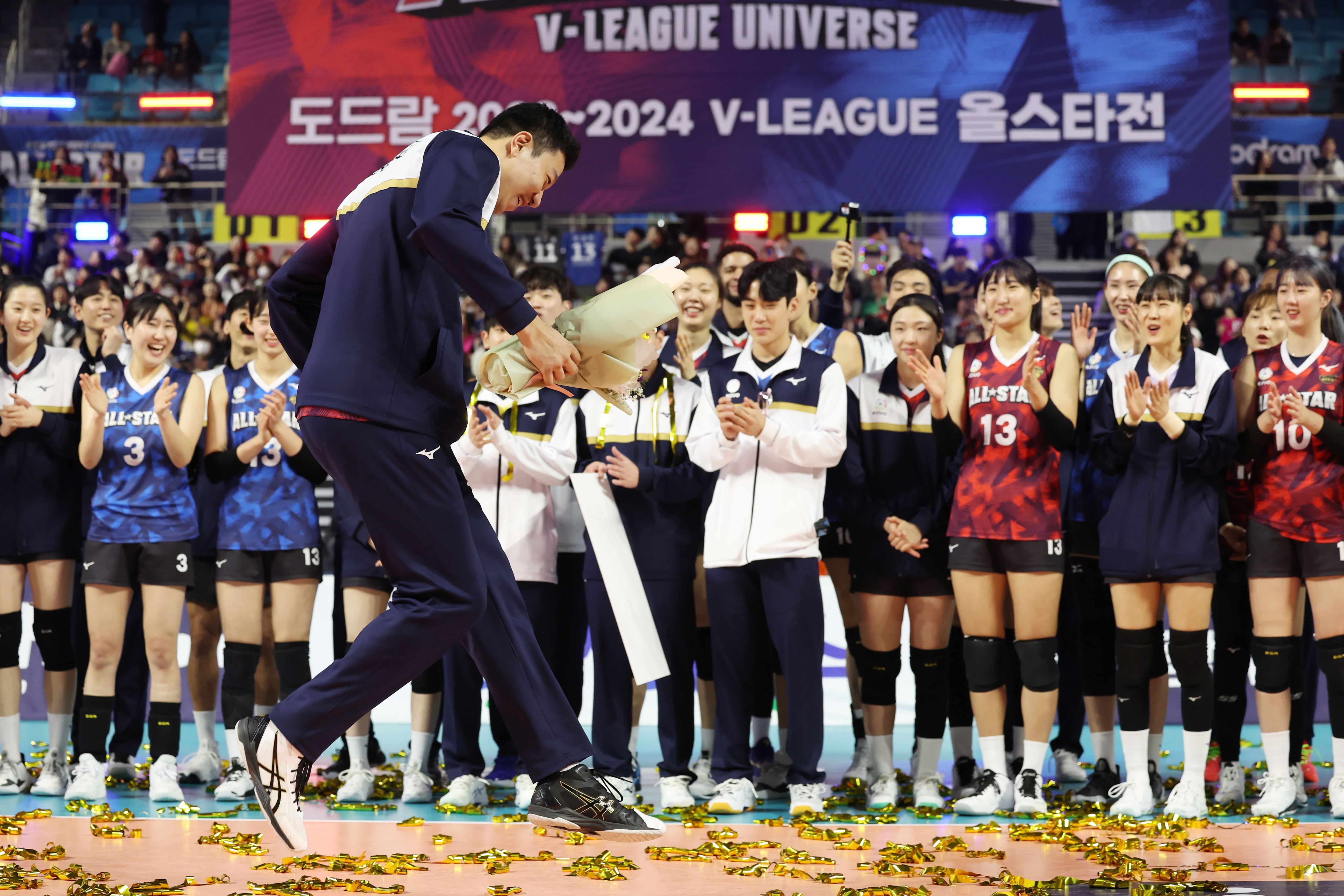 <b>신영석</b> ‘슬릭백’ 추고, 김연경은 감독과 댄스…흥 넘친 <b>올스타전</b>