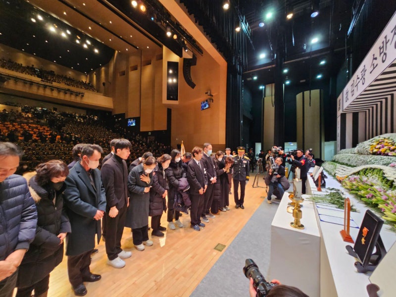 “멀리 함께 가자더니..” 故김수광·박수훈 <b>소방관</b> 눈물 속 <b>영결식</b>