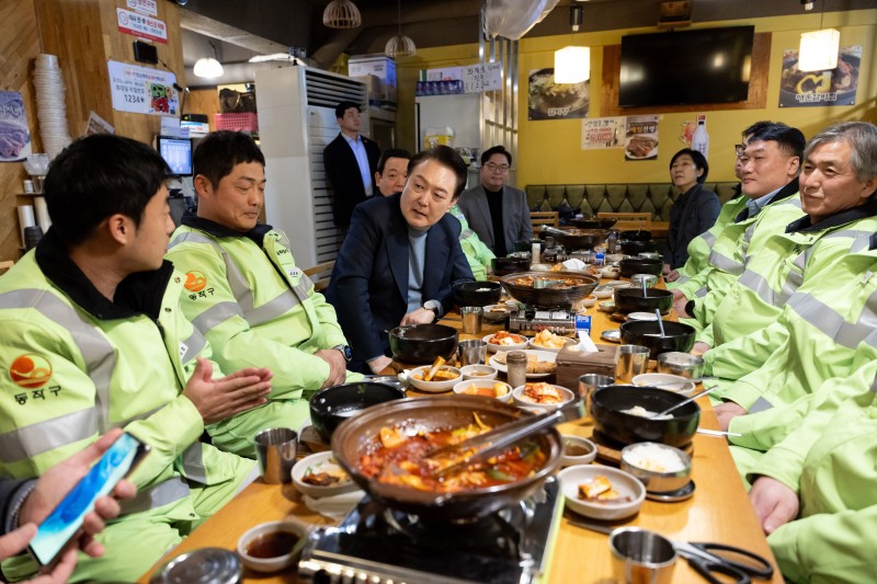 尹, 설 <b>연휴</b> 첫날 환경공무관과 <b>떡국</b> “여러분 덕에 국민들 편하게 살아”