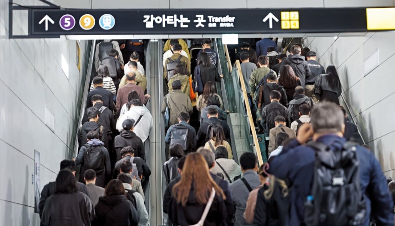 <b>폭설</b>로 서울 <b>지하철</b> 5호선 전 구간 25분씩 운행 <b>지연</b>…출근길 비상