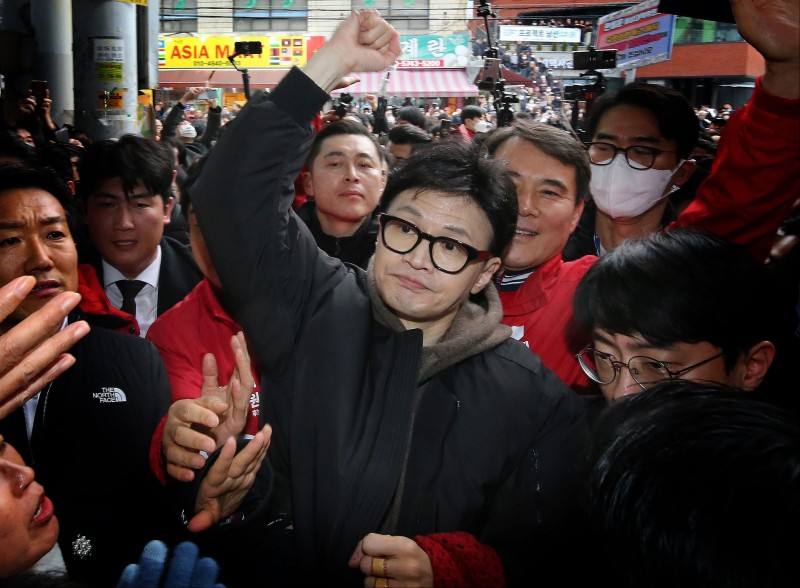 <b>천안</b> 찾은 <b>한동훈</b> “30년 정치했다고 생각…이재명 TV토론 응하라”