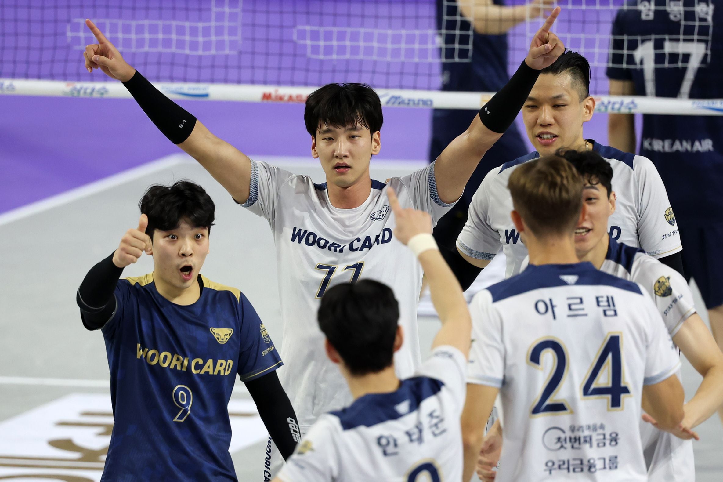<b>우리카드</b>, <b>대한항공 완파</b>... V리그 자력 우승 기회 잡았다