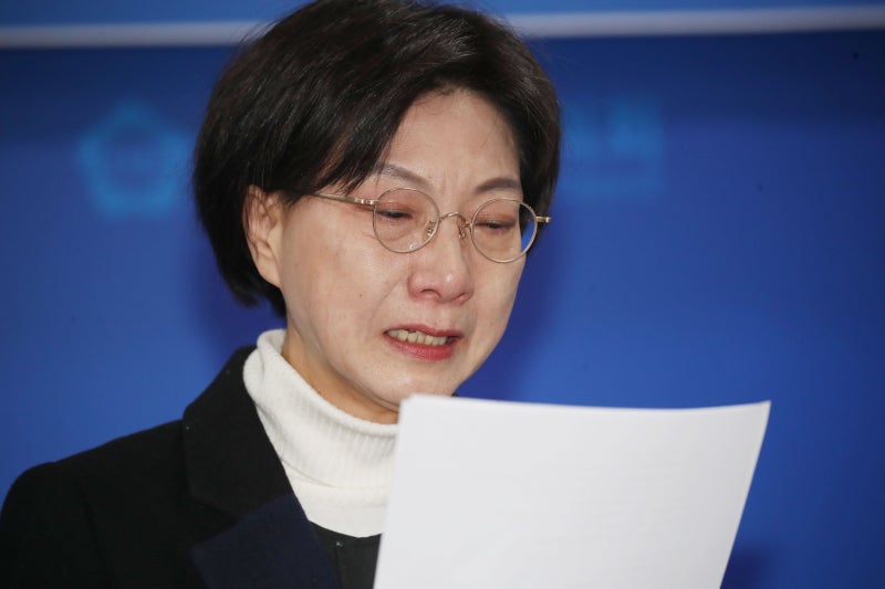 “창살에 갇힌 손 잡아달라” 송영길 <b>출마 선언문</b> 부인이 대독