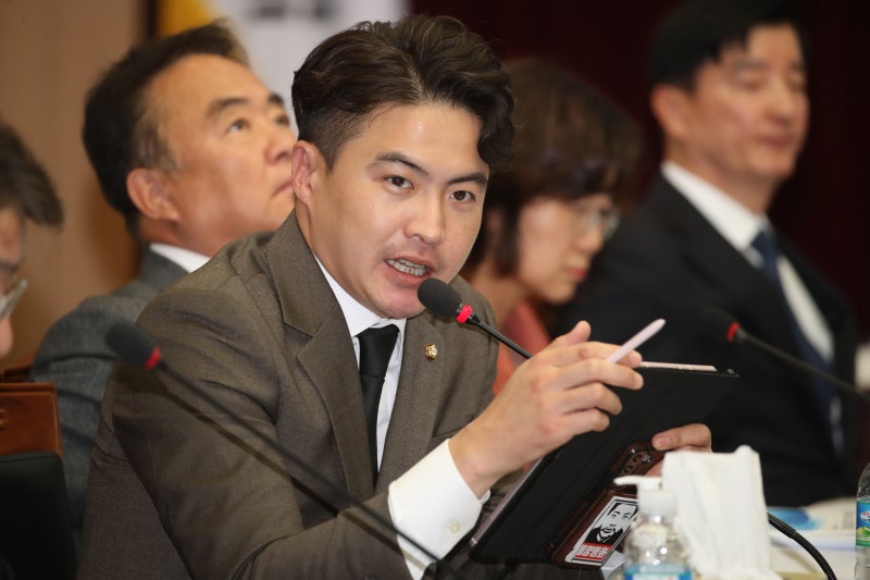 <b>오영환</b>, <b>새로운미래</b> 입당 “갈등과 분노의 정치 바꿔야”