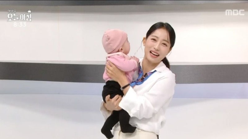 ‘안경 방송’ 女앵커, 이번엔 딸 안고 <b>생방송</b>…무슨 일?