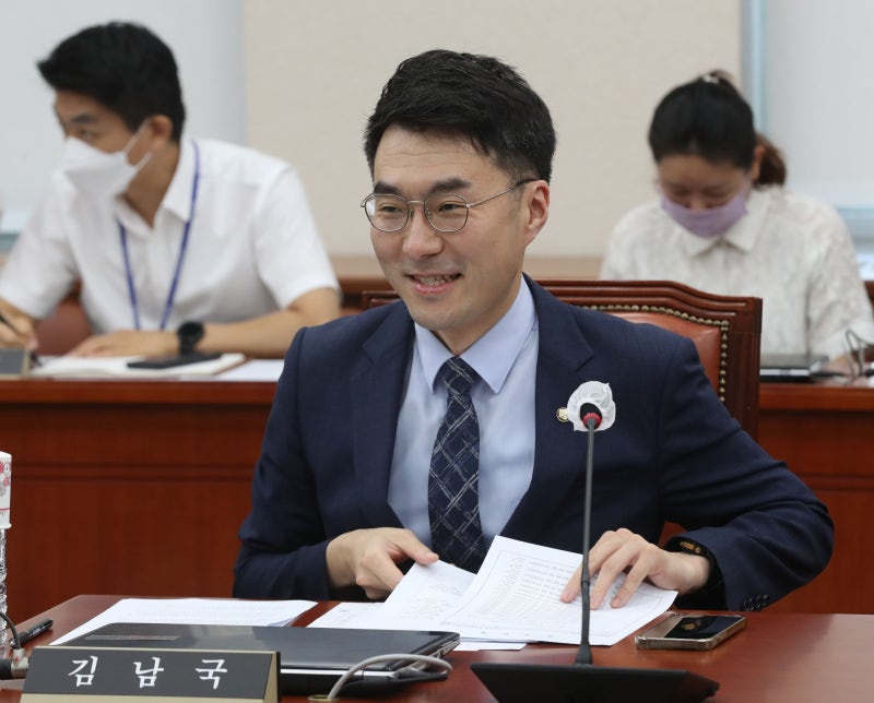 ‘코인 논란’ <b>김남국</b>, <b>민주</b> 위성 ‘<b>더불어민주연합</b>’ <b>입당</b>
