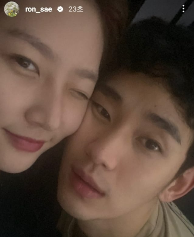<b>김새론</b>, <b>김수현</b> 열애? 인스타서 ‘빛삭’ 된 셀카