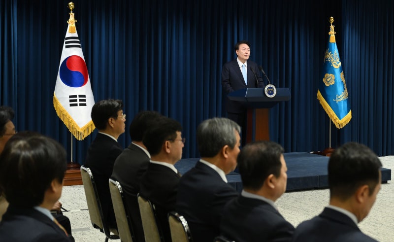 [담화 전문] 尹<b>대통령</b> “전공의 집단행동 따른 <b>국민 불편</b> 해소못해 송구”